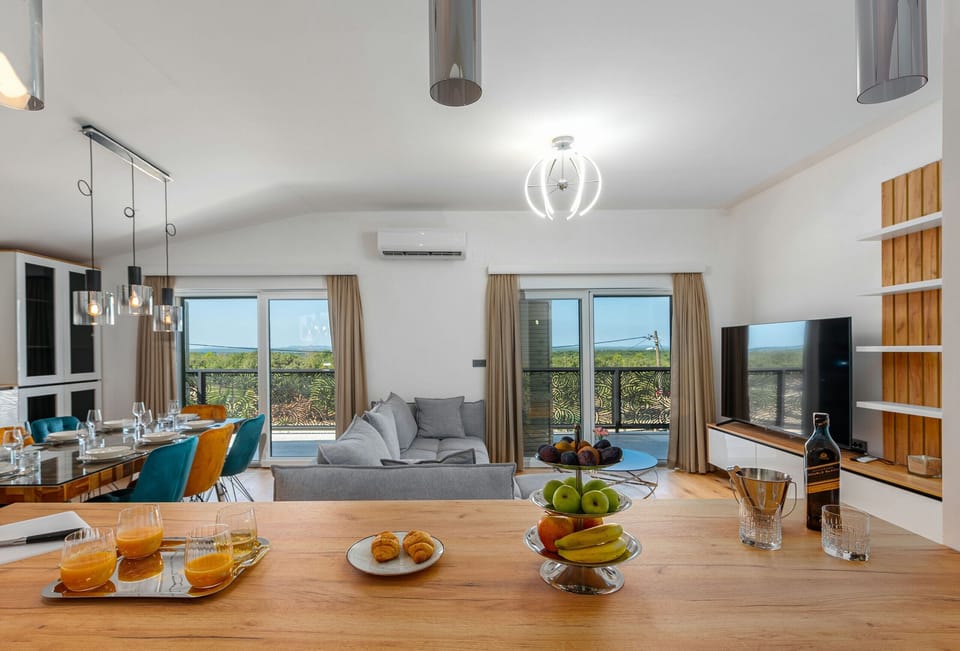 Villa, Multiple Bedrooms, Private Pool, Mountain View | In-room dining