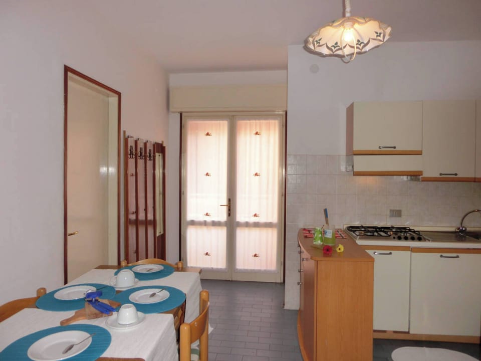 Apartment, 1 Bedroom, Balcony, City View | Interior