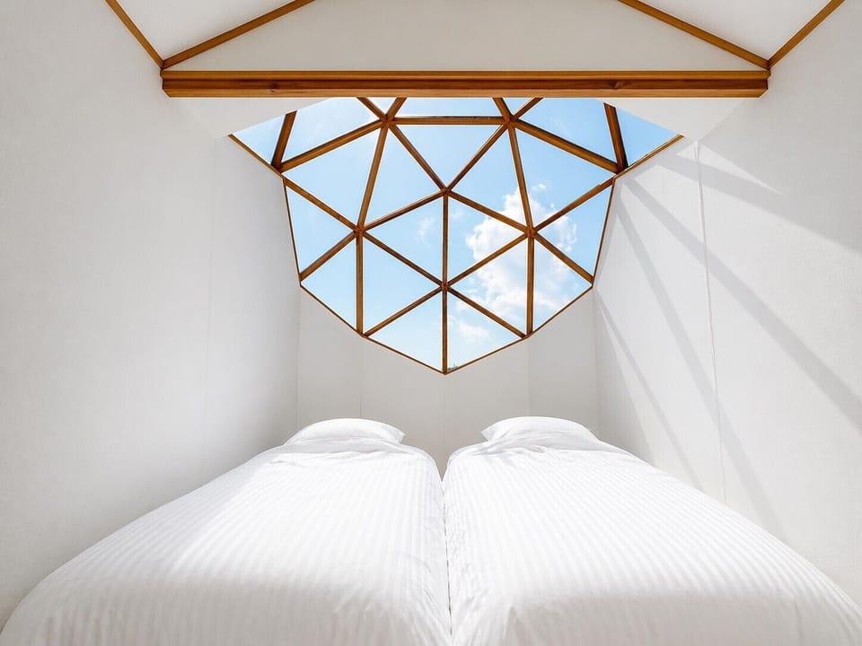 2 bedrooms, down comforters, WiFi (free), bed sheets