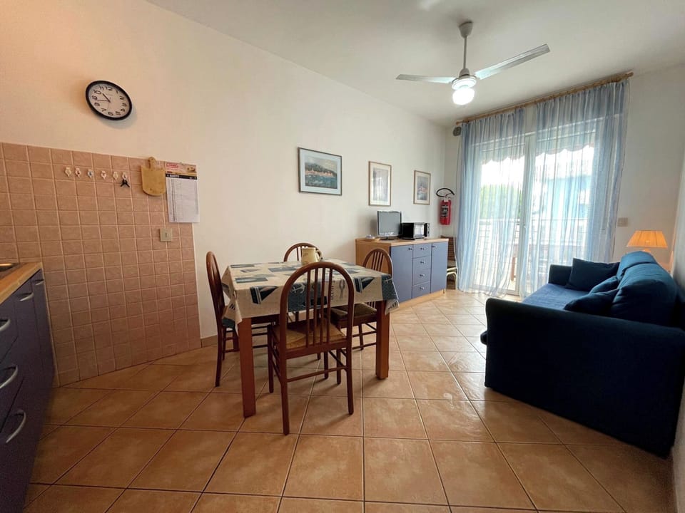Apartment, 1 Bedroom, Balcony, City View | Dining room