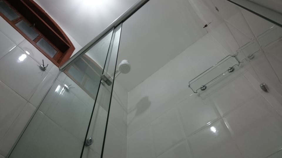 Standard Quadruple Room (Ventilador) | Bathroom | Shower, hair dryer, towels