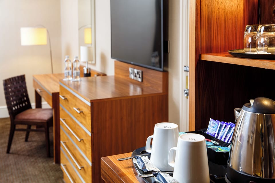 Classic Twin Room | In-room safe, desk, laptop workspace, blackout drapes