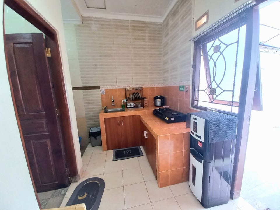 Comfort House | Private kitchen | Full-size fridge, stovetop, electric kettle, rice cooker