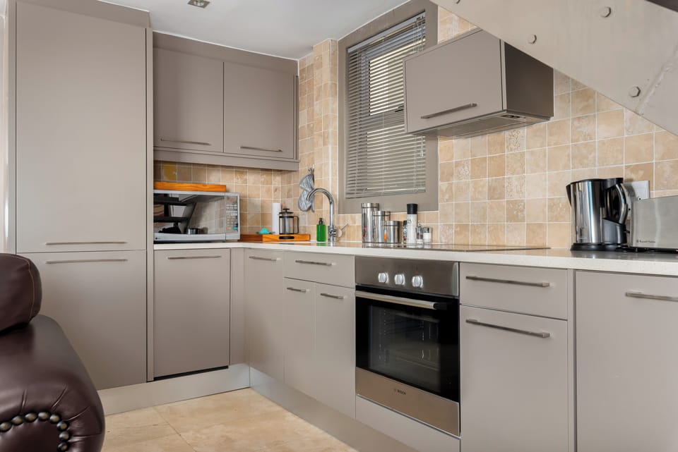 Exclusive Apartment | Private kitchen | Fridge, microwave, oven, stovetop