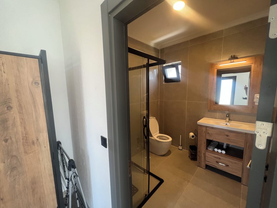 Standard Triple Room, Garden View | Bathroom | Shower, free toiletries, hair dryer, slippers