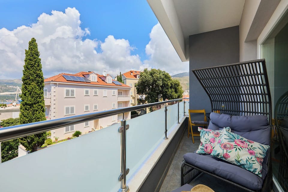 Apartment (1 Bedroom) | Balcony