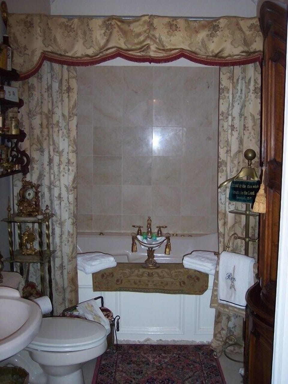 Deluxe Studio Suite, 1 King Bed, Non Smoking, Ground Floor (Master King) | Bathroom | Designer toiletries, hair dryer, soap, shampoo