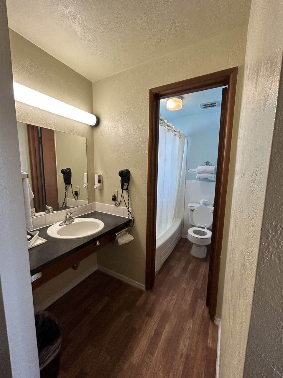 Standard Single Room, 1 King Bed | Bathroom | Combined shower/tub, free toiletries, hair dryer, towels