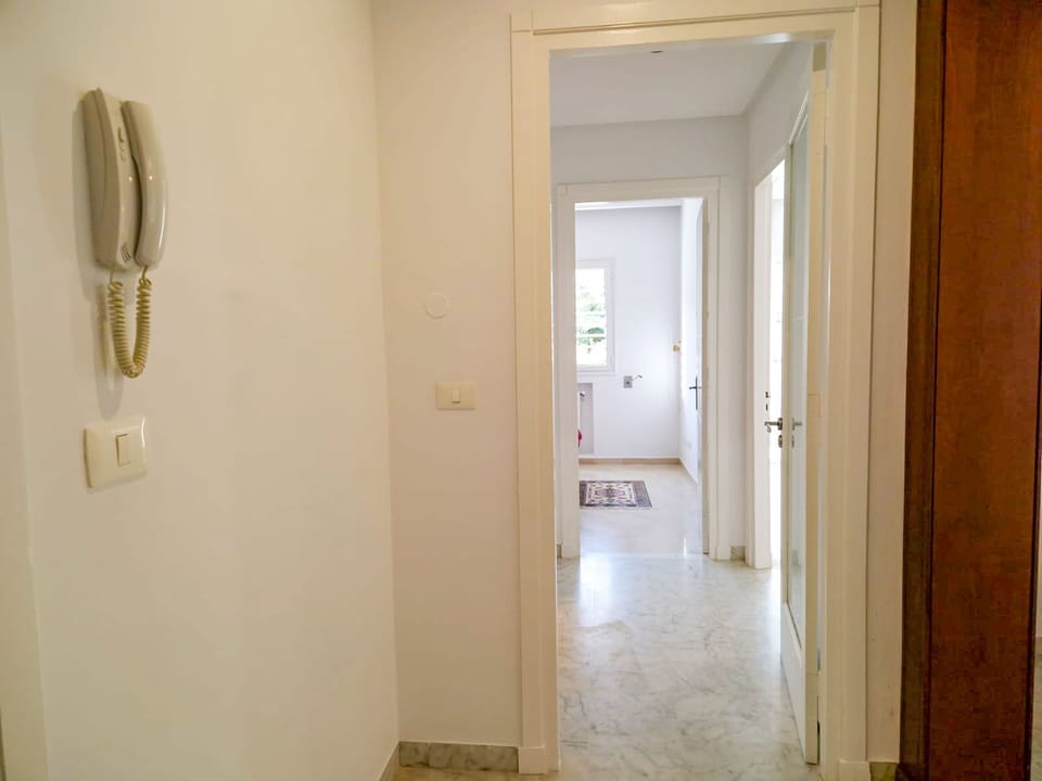 Apartment, 2 Bedrooms, Accessible, Smoking | Hallway