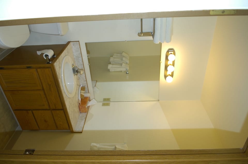 Combined shower/tub, free toiletries, hair dryer, towels