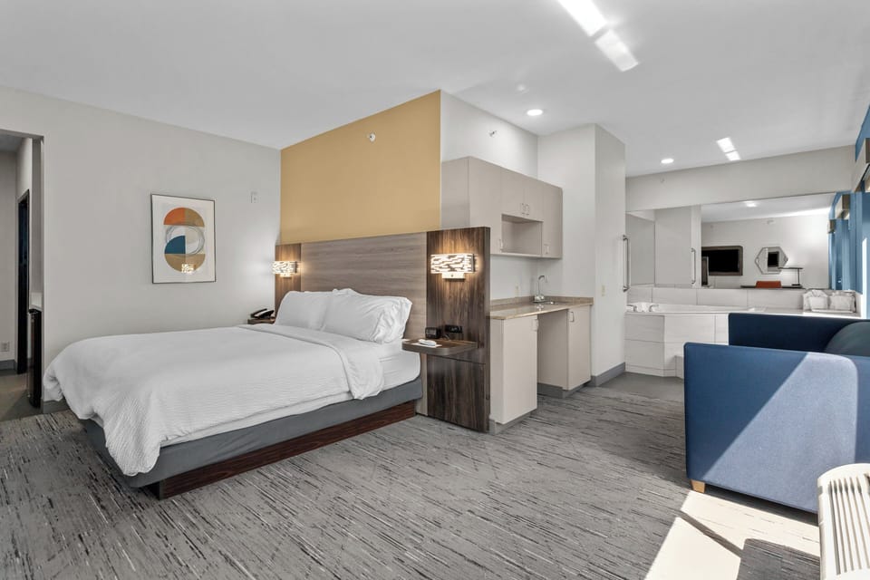 Suite, 1 King Bed (Additional Living Area) | In-room safe, desk, iron/ironing board, cribs (free)