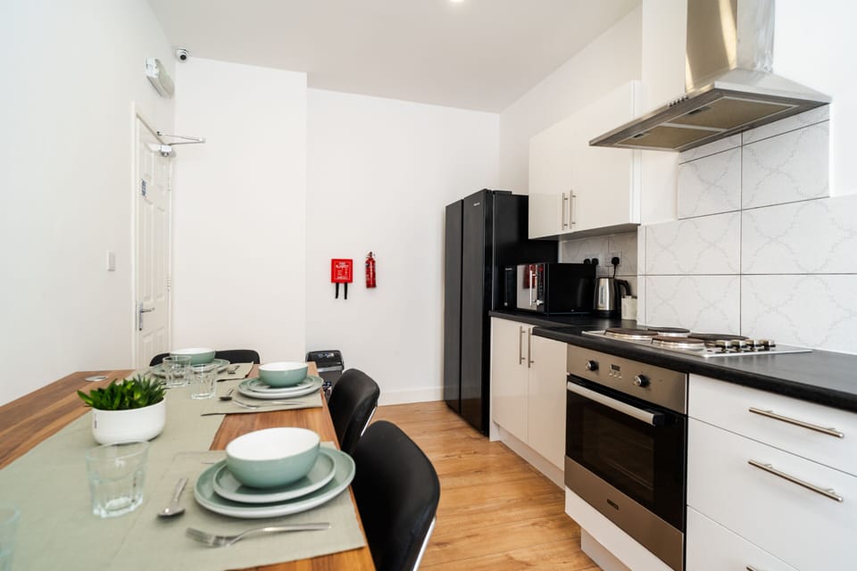 Full-size fridge, microwave, oven, stovetop