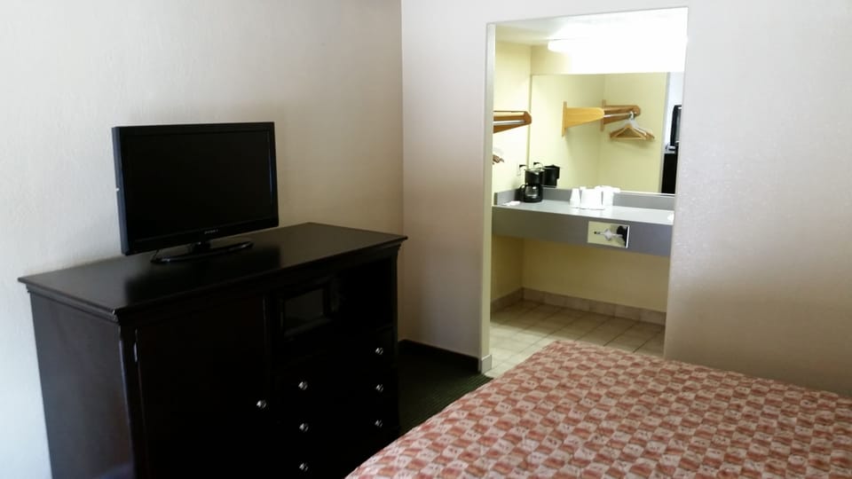 Room, 1 Queen Bed | Desk, free WiFi