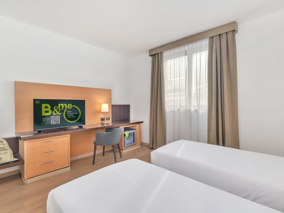 Standard Twin Room | Down comforters, in-room safe, desk, soundproofing