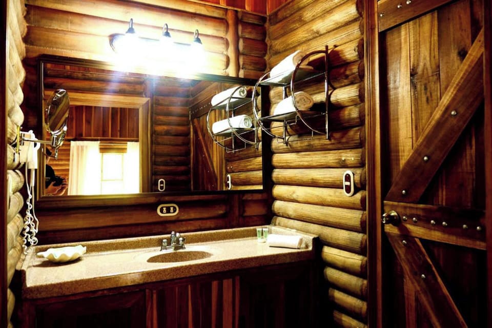 One-Bedroom Chalet | Bathroom | Rainfall showerhead, free toiletries, hair dryer, towels