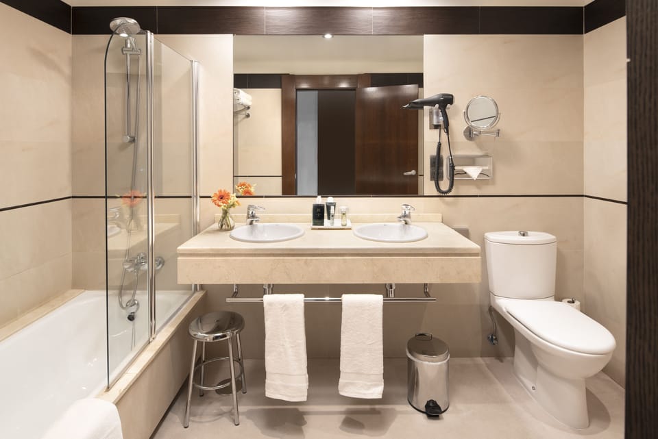 Combined shower/tub, rainfall showerhead, free toiletries, hair dryer