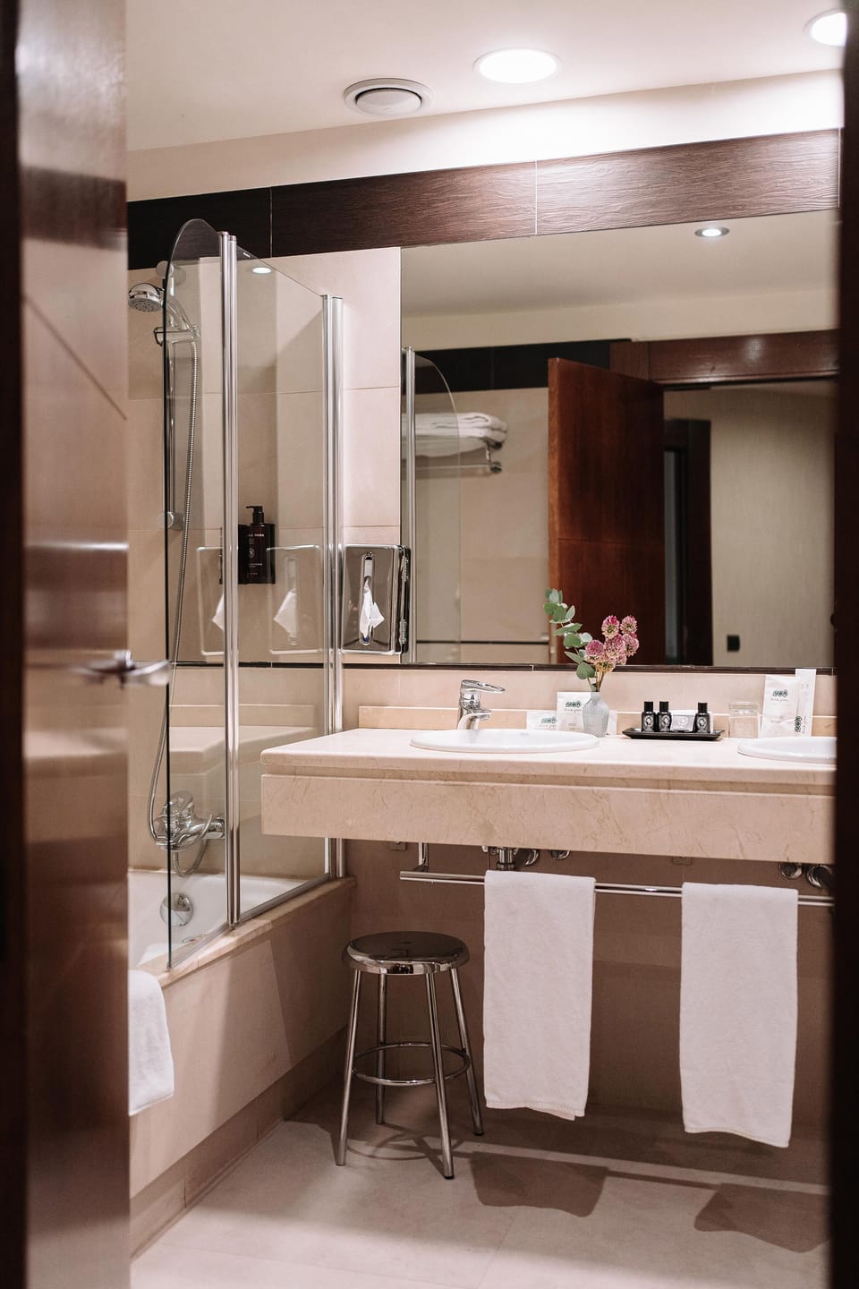 Combined shower/tub, rainfall showerhead, free toiletries, hair dryer