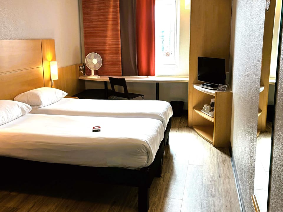 Twin Room, 2 Twin Beds | Desk, soundproofing, free cribs/infant beds, free WiFi