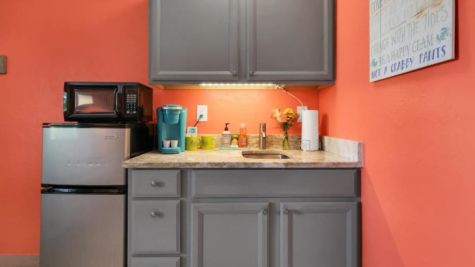 Coffee/tea maker, fridge, microwave, stovetop