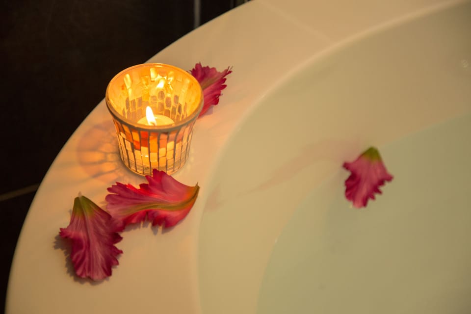 Suite | Bathroom | Free toiletries, hair dryer, slippers, heated floors