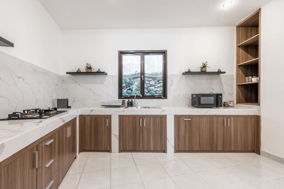 Deluxe Villa | Private kitchen | Fridge, microwave, stovetop, coffee/tea maker