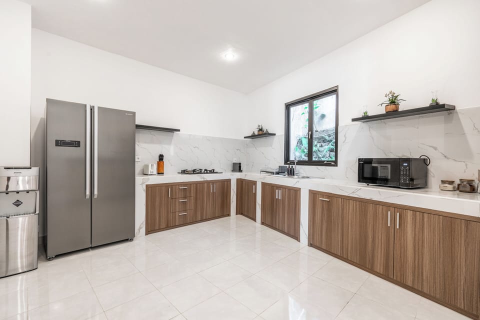 Deluxe Villa | Private kitchen | Fridge, microwave, stovetop, coffee/tea maker