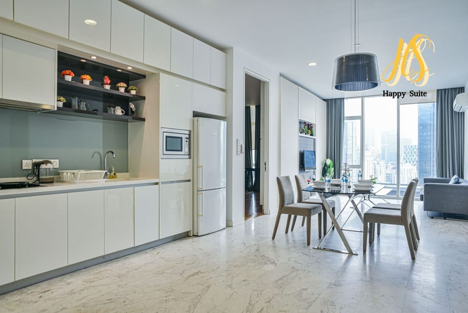 Deluxe Suite | Private kitchen | Fridge, dishwasher, dining tables