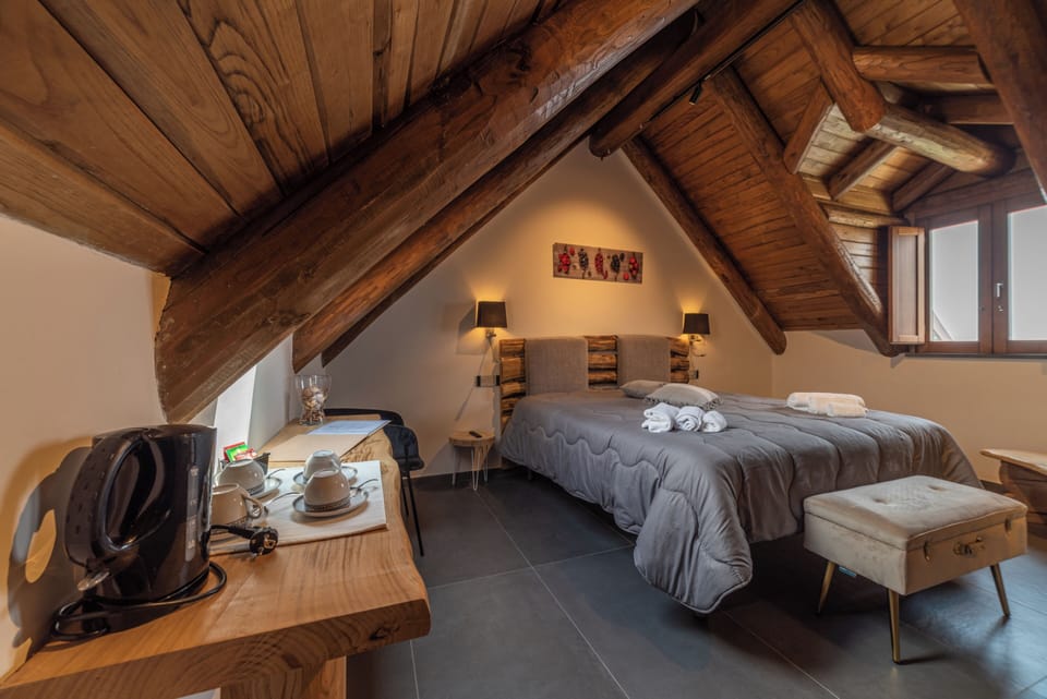 Superior Double Room, 1 King Bed, Ensuite, Sea View | In-room safe, individually decorated, individually furnished, desk