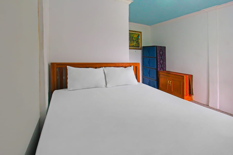 Deluxe Single Room | Desk, laptop workspace, bed sheets