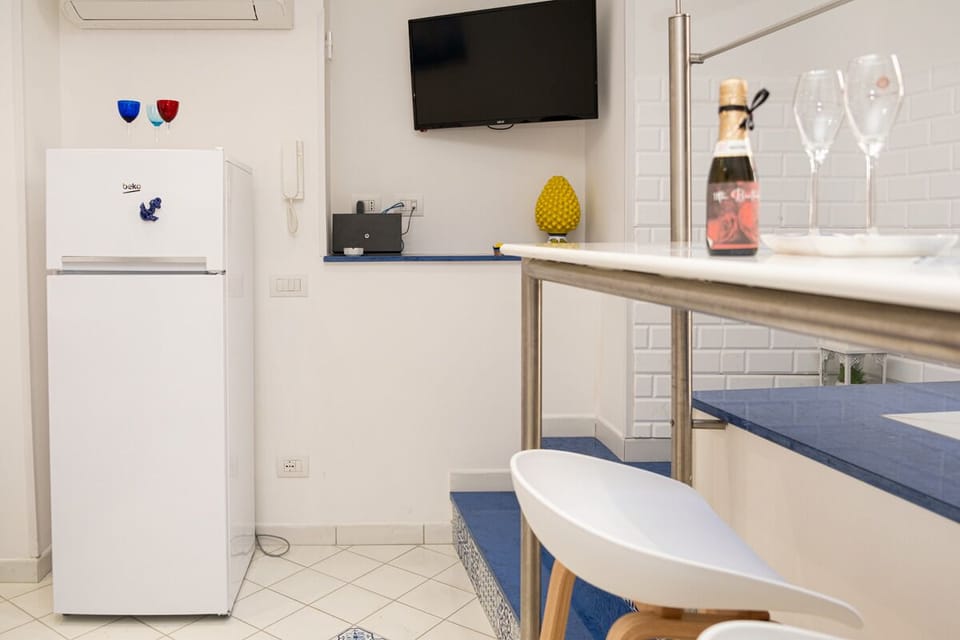 City Apartment | Private kitchen | Stovetop, coffee/tea maker, electric kettle, cookware/dishes/utensils