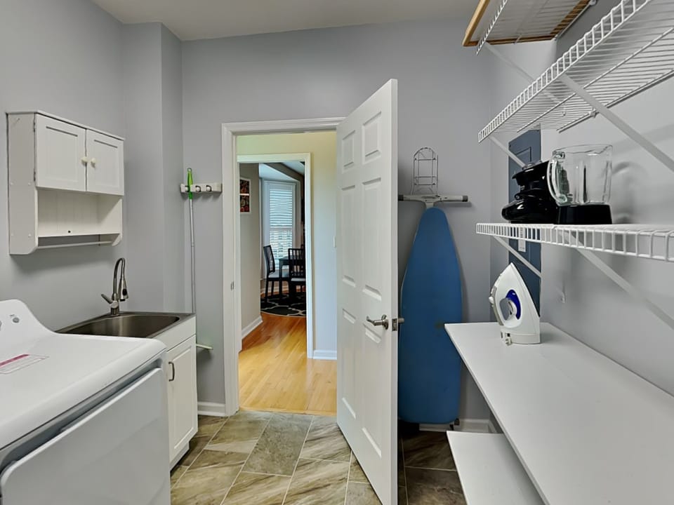 House, Multiple Beds, Jetted Tub, Garden View | Private kitchen | Fridge, microwave, oven, stovetop