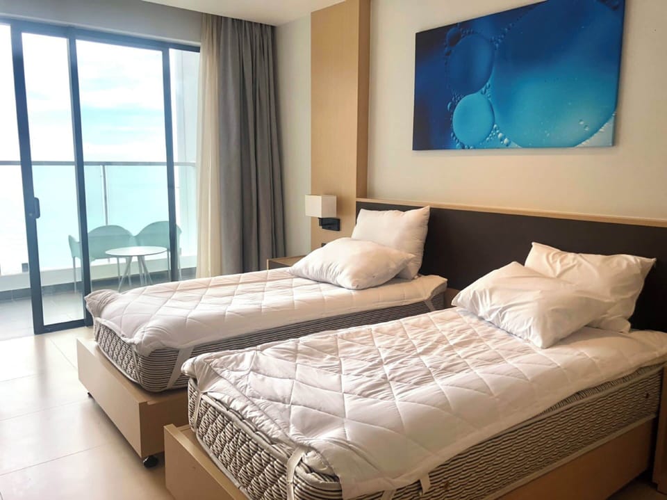 Deluxe Twin Room, Ocean View | Minibar, in-room safe, desk, blackout drapes