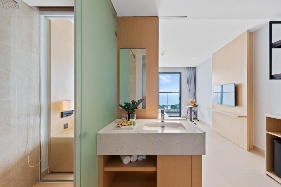 Shower, hydromassage showerhead, free toiletries, hair dryer