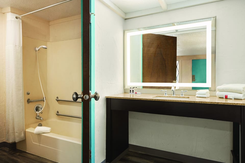 Deluxe Double Room, 2 Double Beds | Bathroom | Combined shower/tub, towels, soap, shampoo