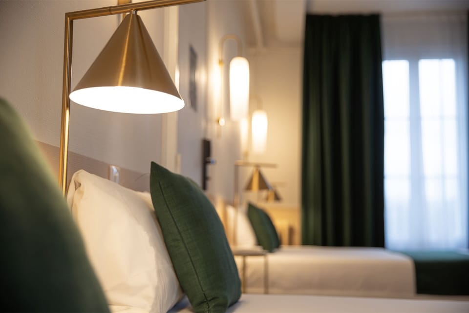 Chambre Quadruple | Premium bedding, laptop workspace, free WiFi, bed sheets