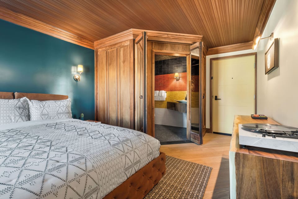 Standard Room, 1 King Bed | 1 bedroom, premium bedding, individually decorated