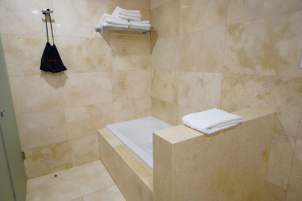 Deep soaking bathtub