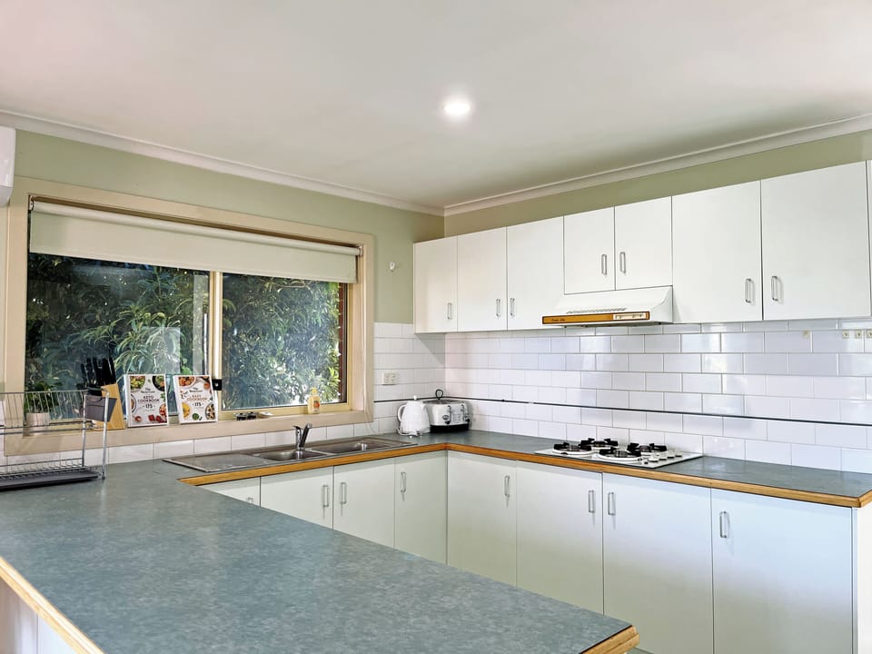Comfort House | Private kitchen | Fridge, microwave, oven, stovetop