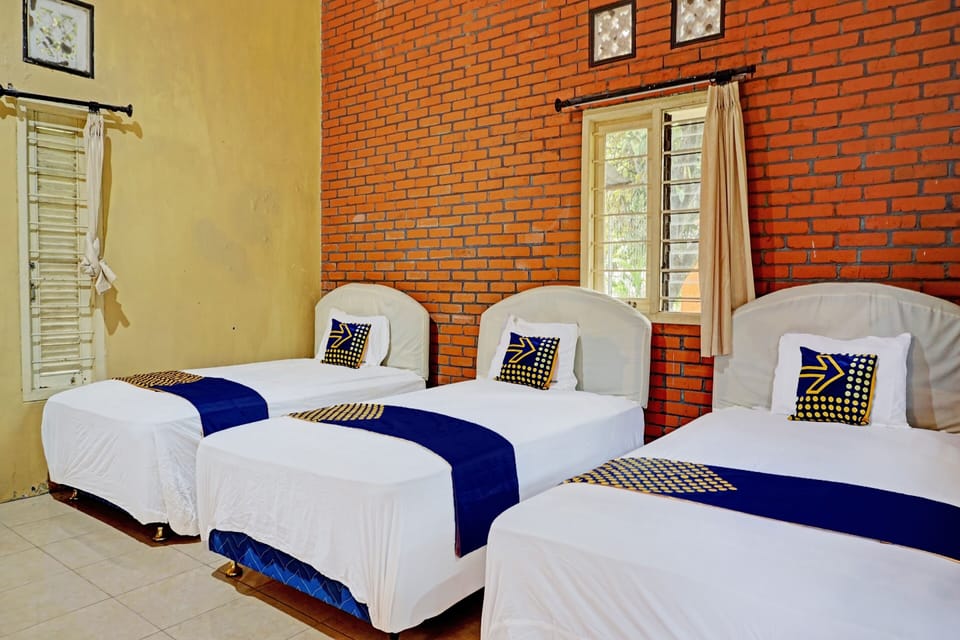 Comfort Triple Room | Desk, laptop workspace, WiFi (free), bed sheets