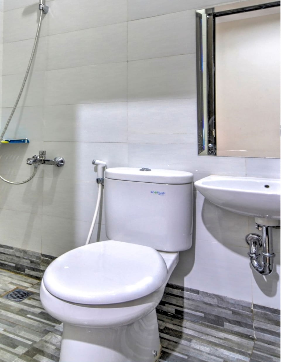 Standard Double Room | Bathroom | Shower, towels
