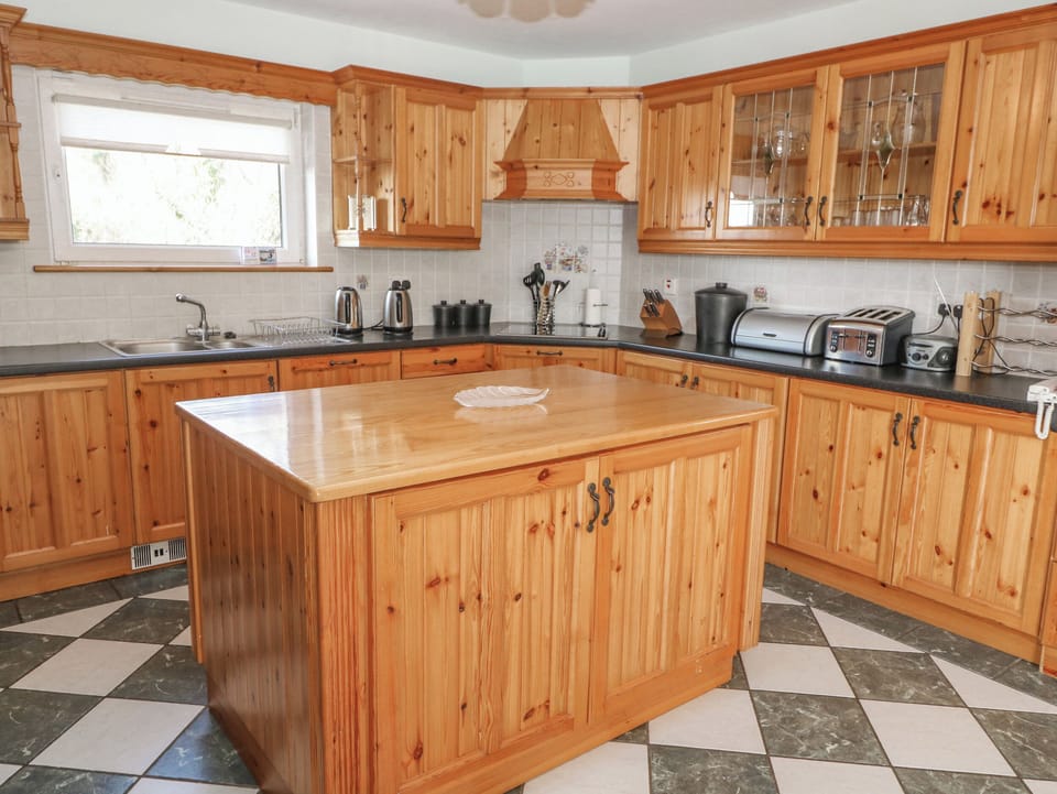 Fridge, dishwasher, cookware/dishes/utensils