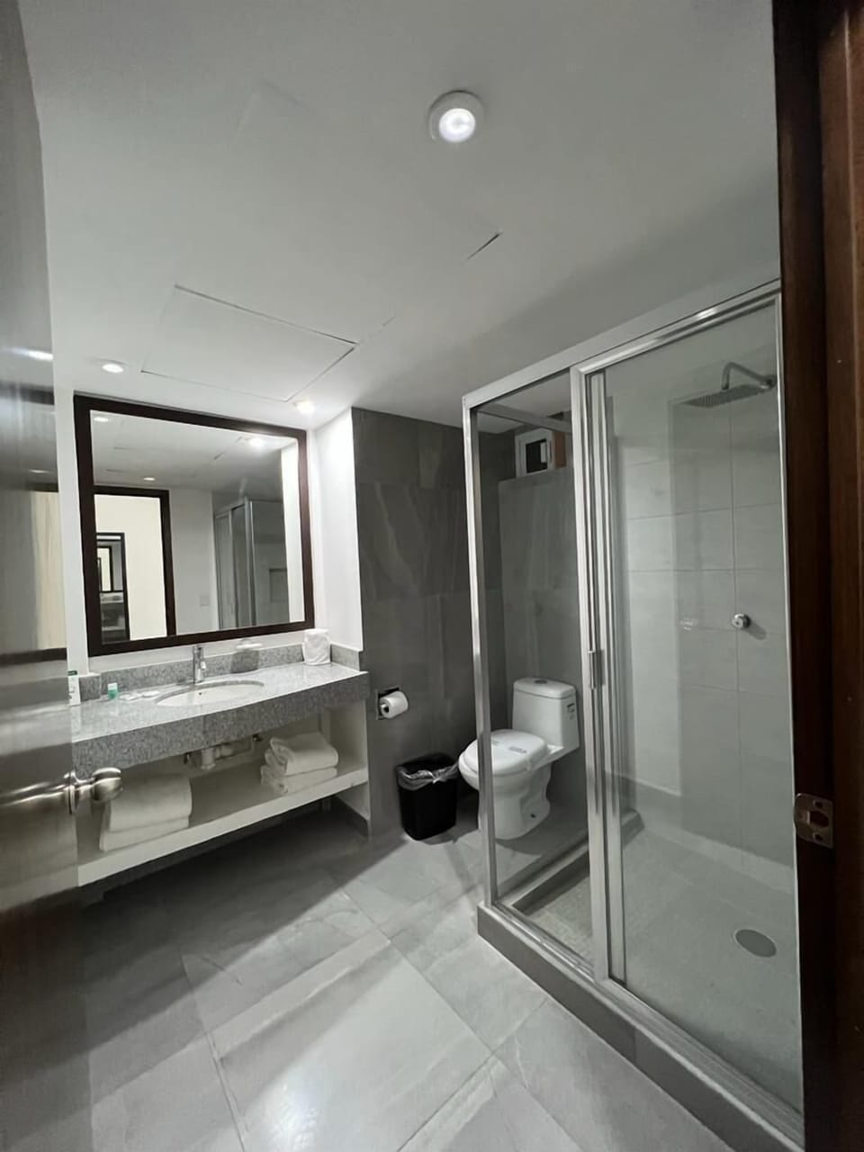 Standard Quadruple Room | Bathroom | Shower, free toiletries, hair dryer, towels