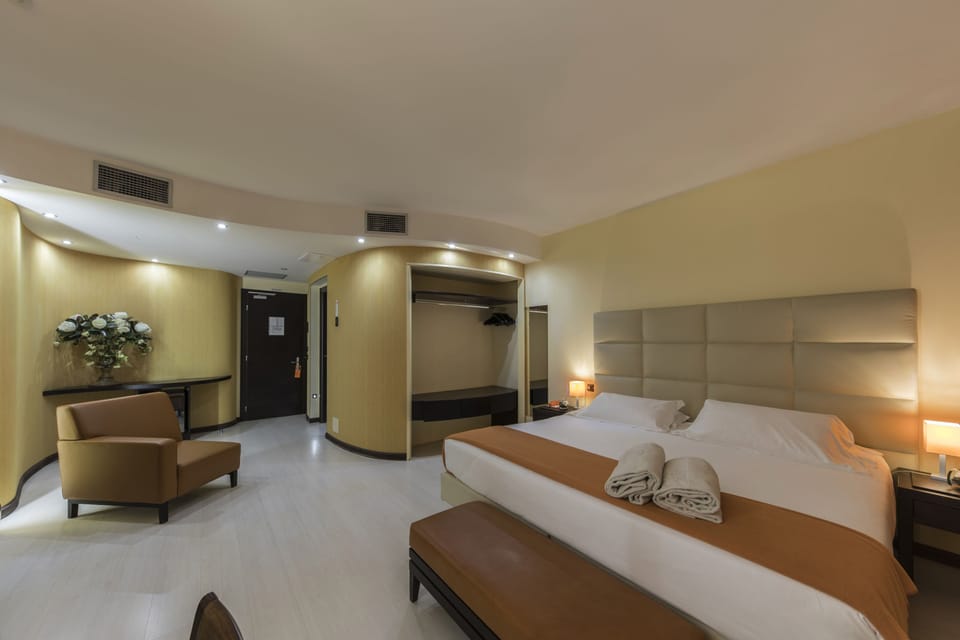 Junior Suite, 1 Double Bed | Premium bedding, down comforters, Tempur-Pedic beds, minibar