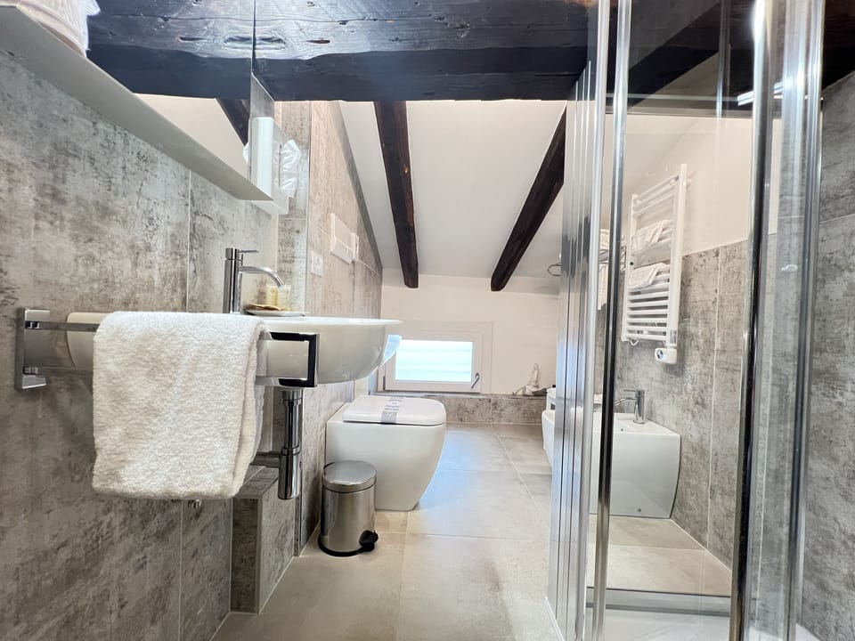 Economy Room | Bathroom