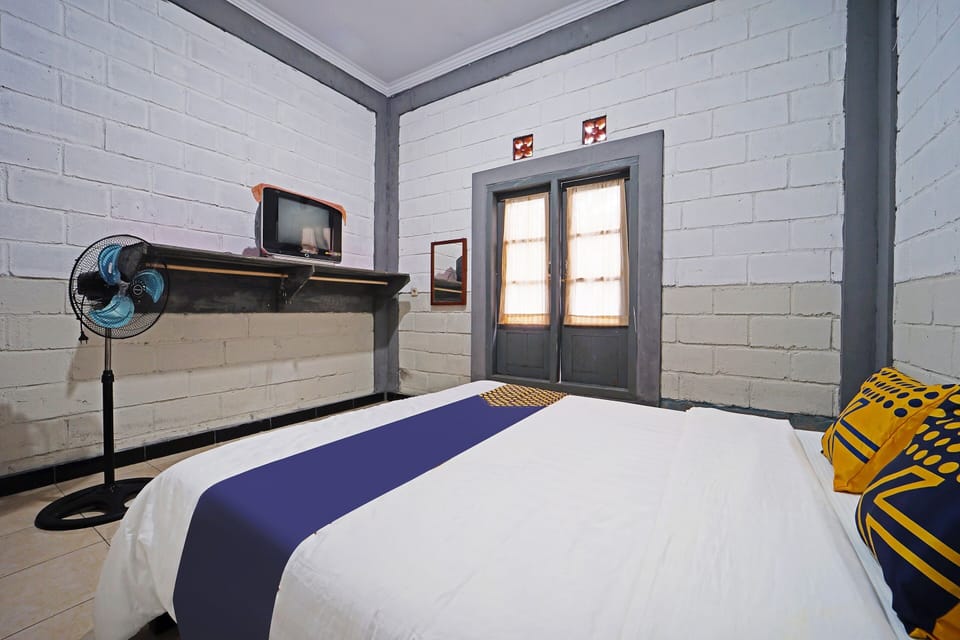 Basic Double Room | Desk, laptop workspace, WiFi (free), bed sheets