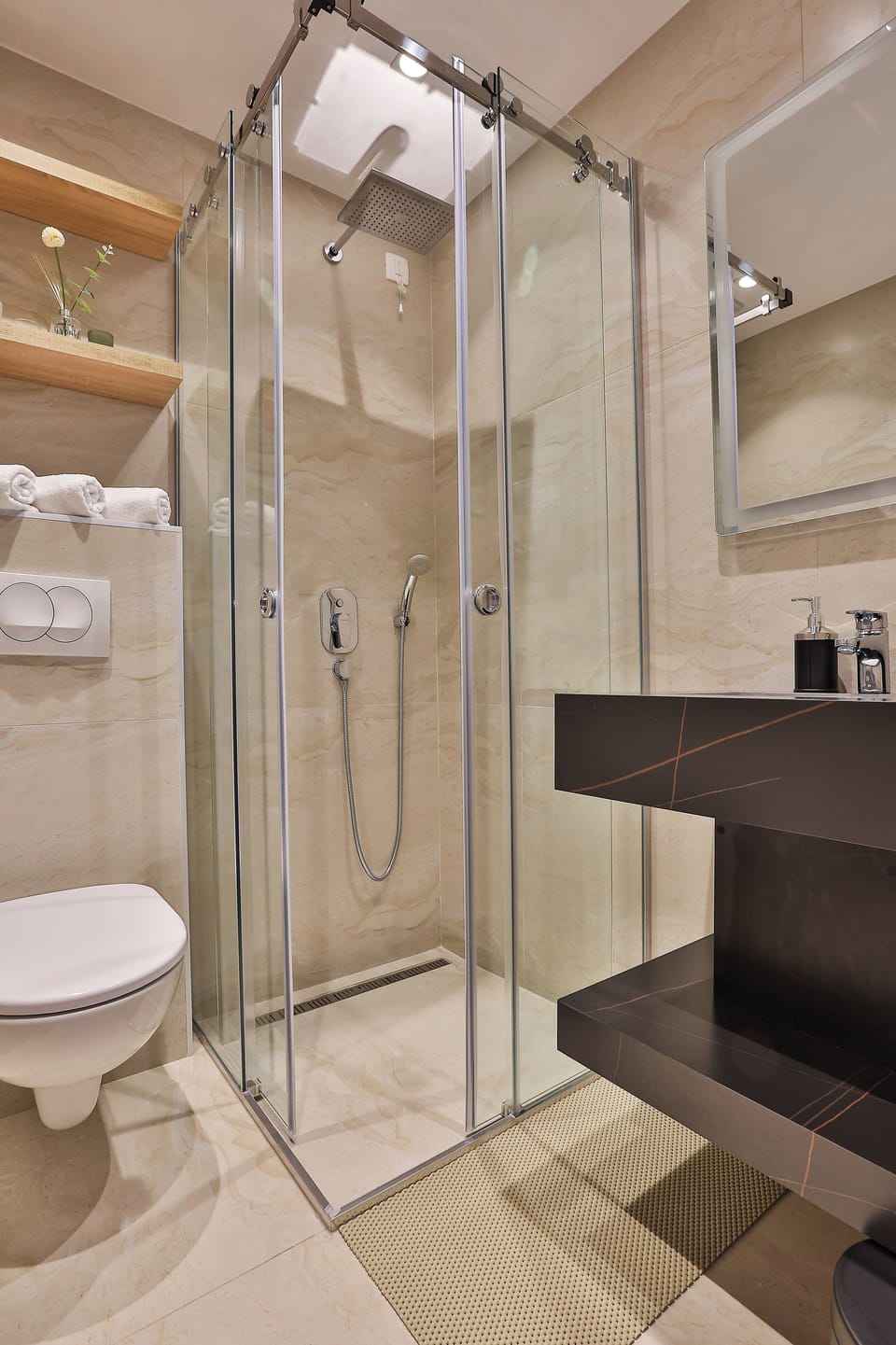 Comfort Studio | Bathroom | Shower, hair dryer, towels, shampoo