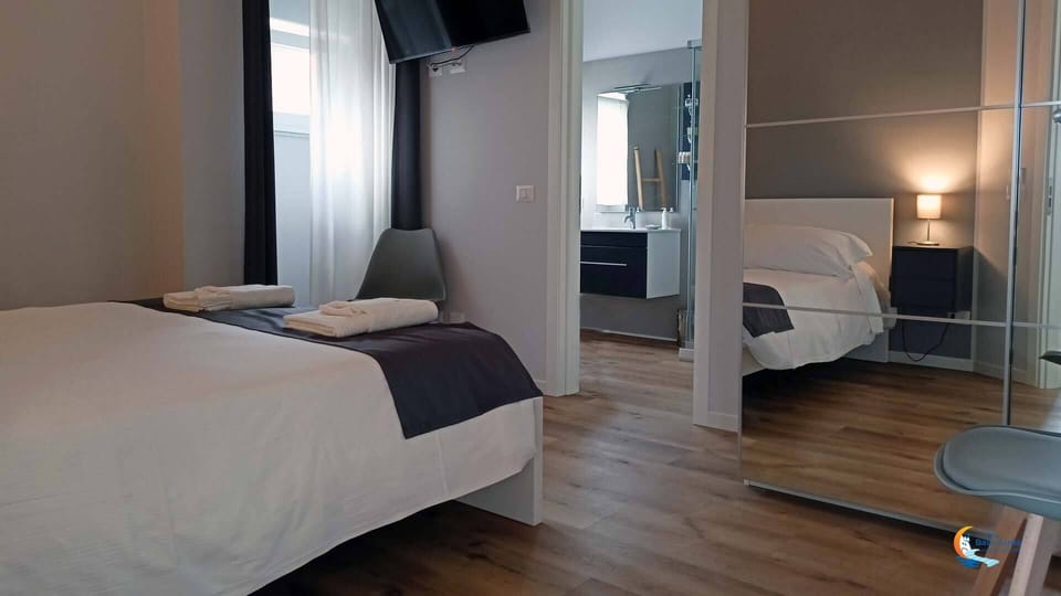 Deluxe Suite | 1 bedroom, down comforters, memory foam beds, free WiFi