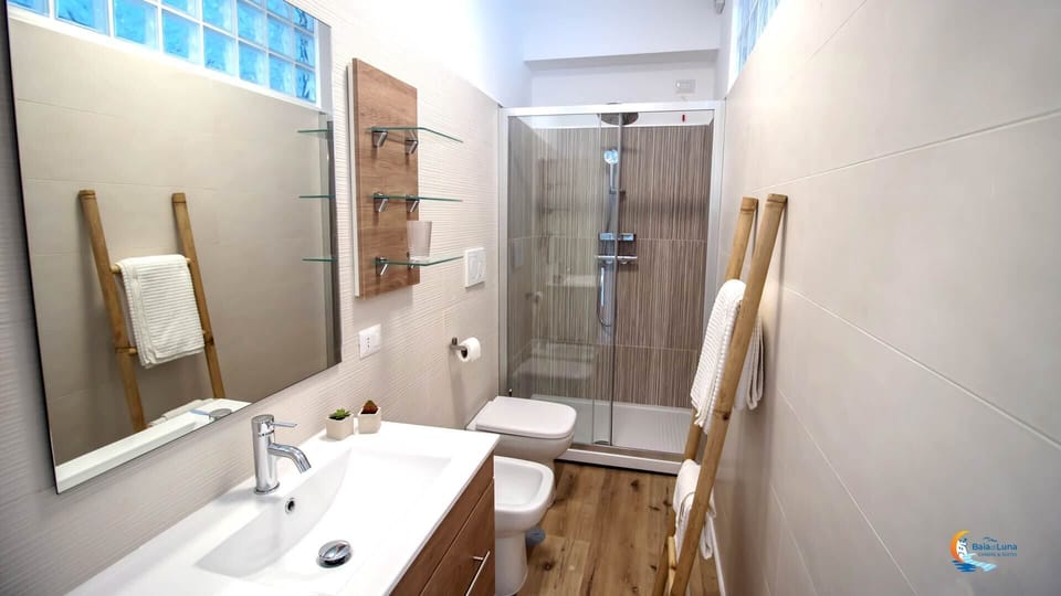 Romantic Room | Bathroom | Shower, rainfall showerhead, hair dryer, bidet