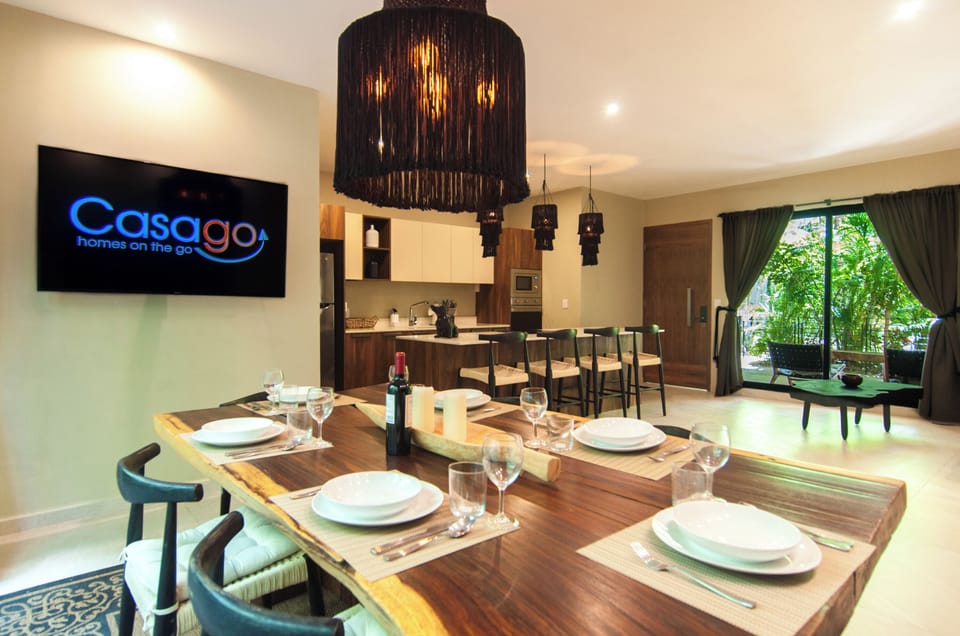 Deluxe Apartment | Dining room