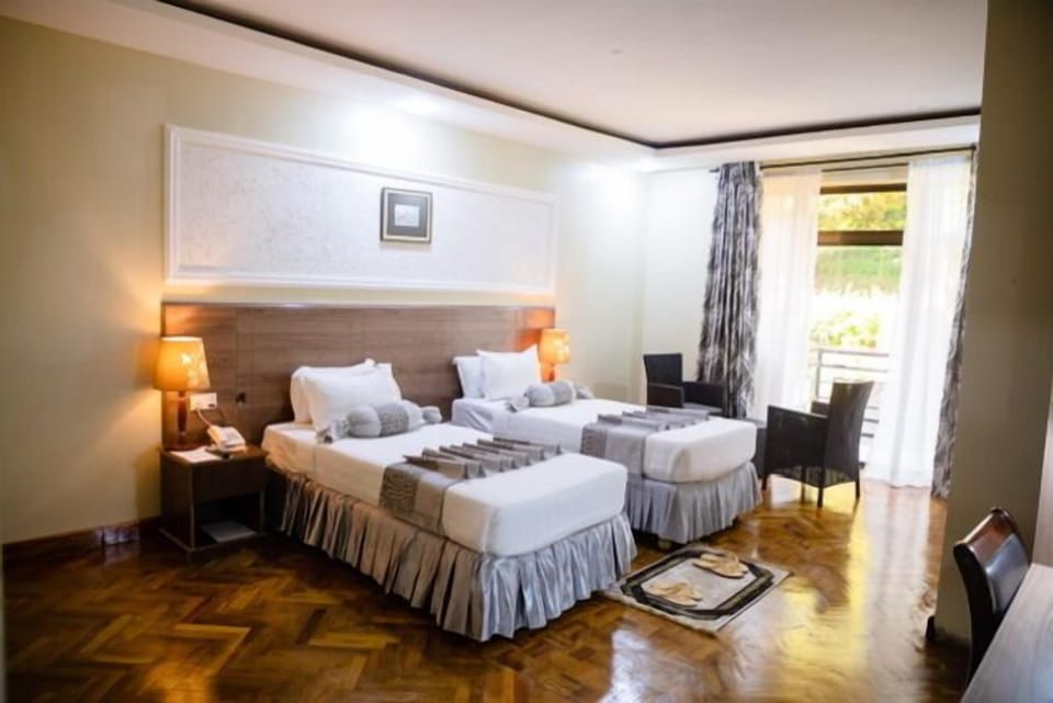 Executive Room | Hypo-allergenic bedding, minibar, in-room safe, desk